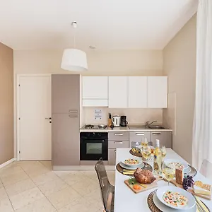 https://residenza-miralago.it-lombardy.com